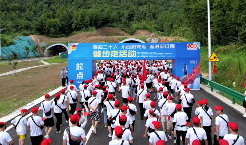 池州市團(tuán)委“喜迎二十大、奮進(jìn)新征程、永遠(yuǎn)跟黨走”健步走活動(dòng)在公司G318項(xiàng)目舉行6
